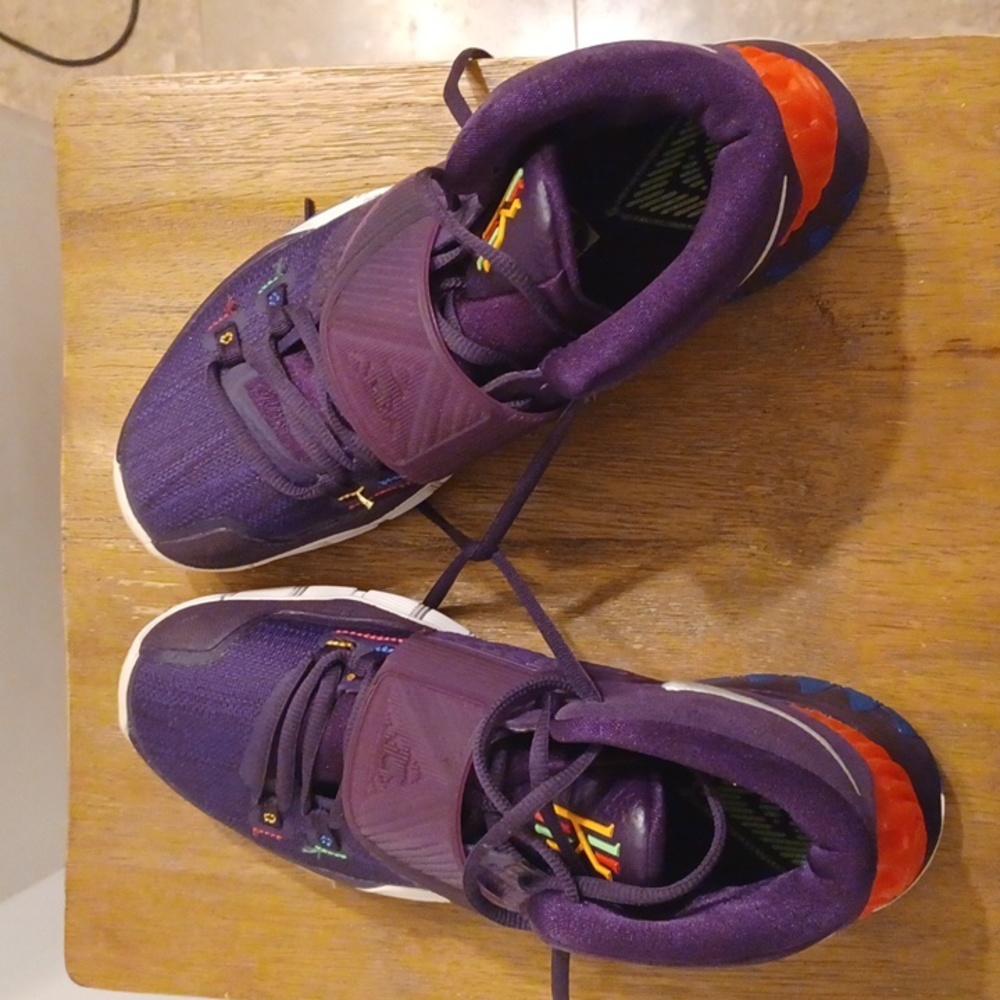 LIKE NEW...Nike KYRIE IRVING... "enlightment purple"
